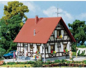 1/87 VRIJSTAAND HUIS IN VAKWERK 130222