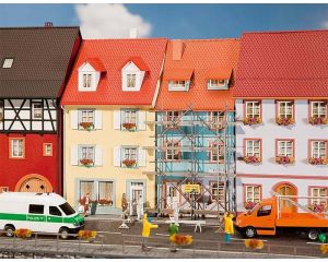 1/87 2 STADWONINGEN MET SCHILDERSSTEIGER 130494