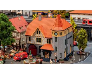 1/87 GEMEENTEHUIS MET BRANDWEERGARAGE 130649