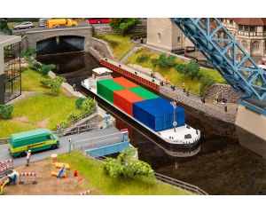 1/87 RIVIERVRACHTSCHIP MET CONTAINERS 131013