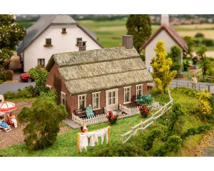 1/87 NOORD-DUITS HUIS MET RIETEN DAK 131318