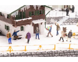 1/87 PASSERS-BY IN WINTER 151711