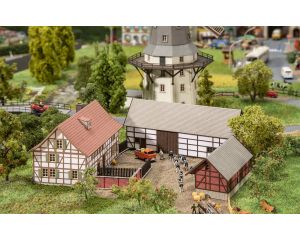 1/220 JUBILEUMMODEL DRIEDELIGE VAKWERKHOEVE 282800