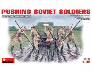 1/35 PUSHING SOVIET SOLDIERS 35137