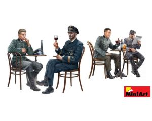 1/35 GERMAN SOLDIERS IN CAFE 35396