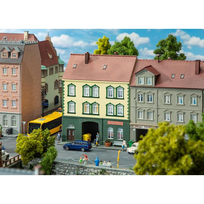 1/87 STADHUIS MET MODELBOUWWINKEL 130628