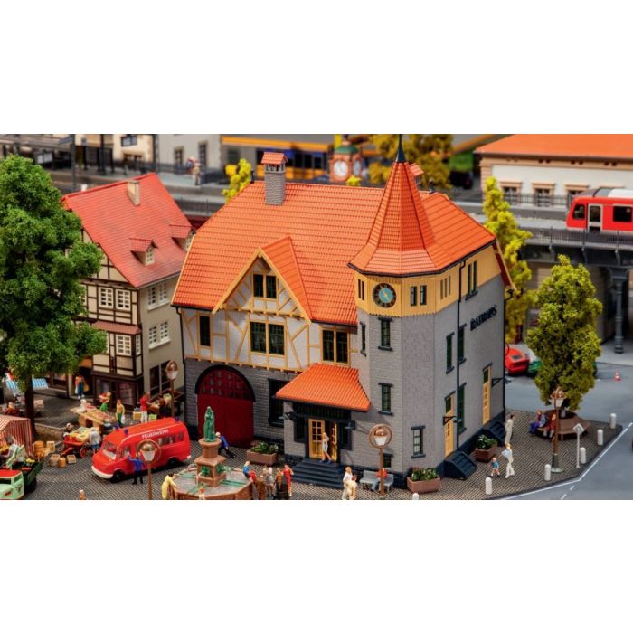 1/87 GEMEENTEHUIS MET BRANDWEERGARAGE 130649