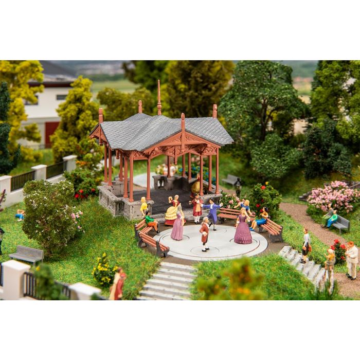 1/87 MUZIEKPAVILJOEN MET DANSENDE FIGUREN 130655