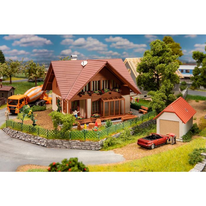 1/87 VRIJSTAAND HUIS RUSTICA 130659