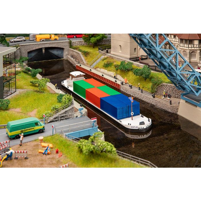 1/87 RIVIERVRACHTSCHIP MET CONTAINERS 131013