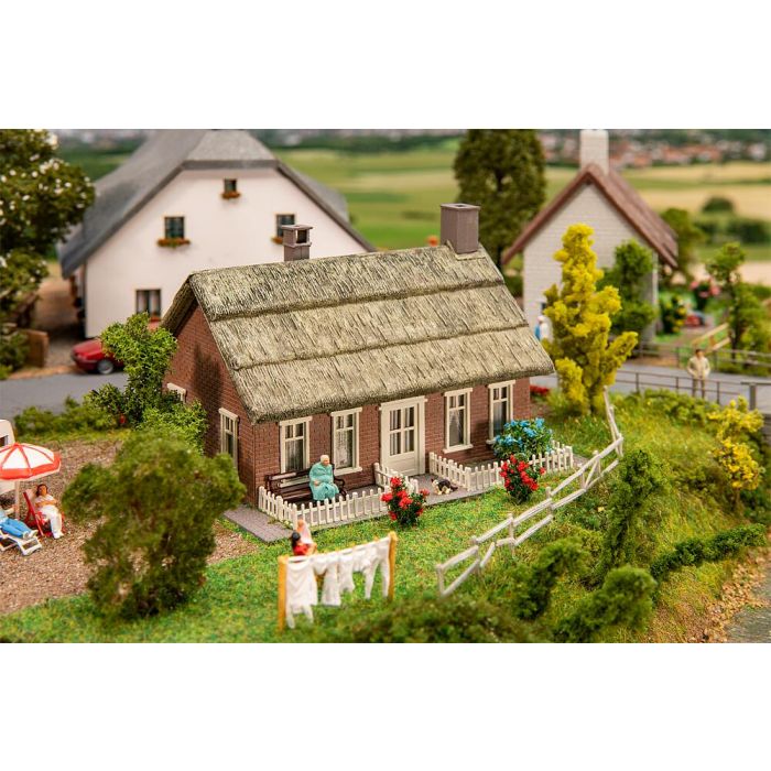1/87 NOORD-DUITS HUIS MET RIETEN DAK 131318