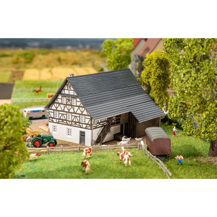 1/160 BOERDERIJ MET DECORATIEF VAKWERK 232190