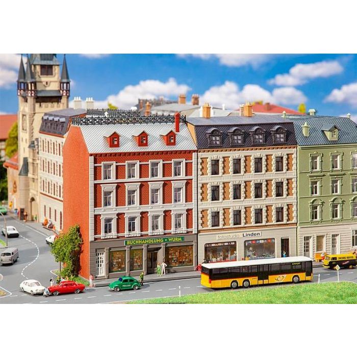 1/160 GERENOVEERDE STADSHUIZEN MET WINKELS 2 STUKS 232389
