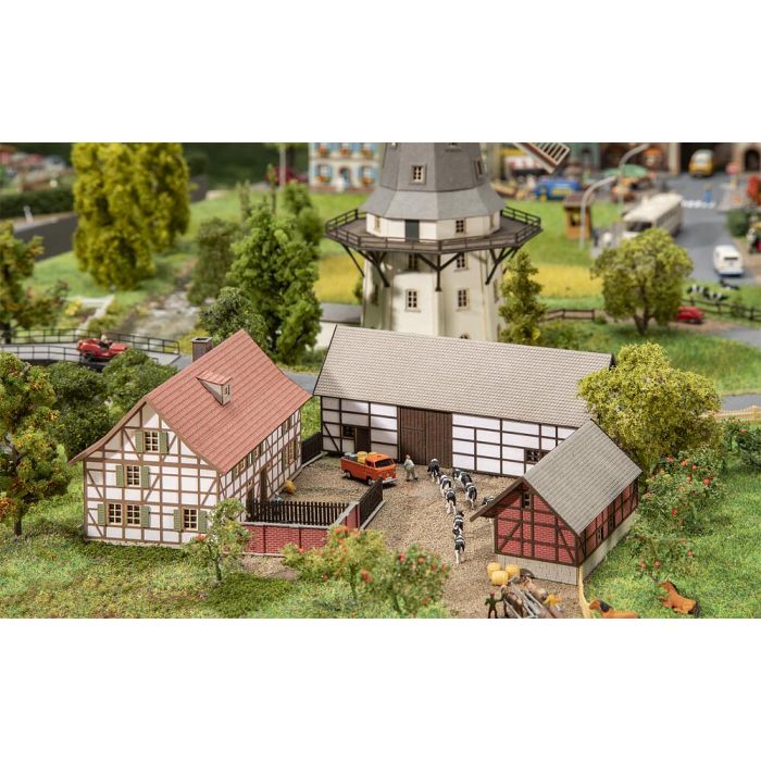 1/220 JUBILEUMMODEL DRIEDELIGE VAKWERKHOEVE 282800