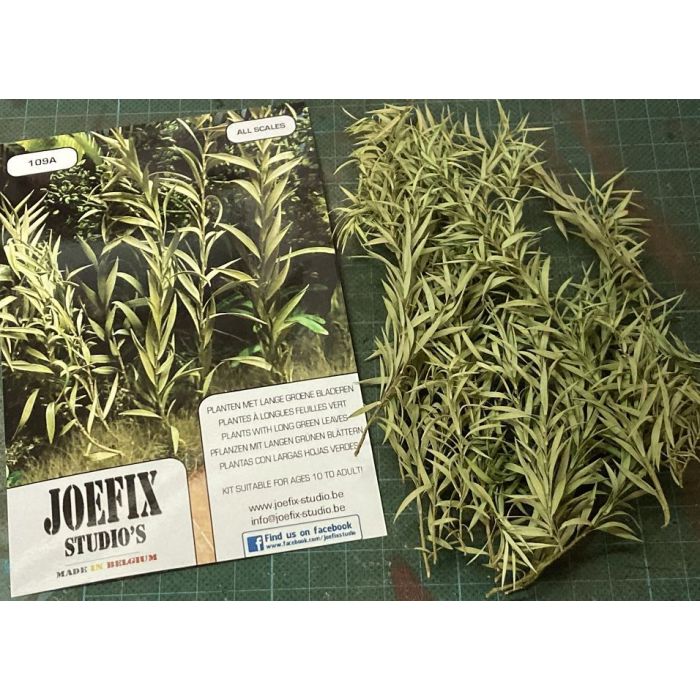 1/35 PLANTS WITH LONG GREEN LEAFS 109A