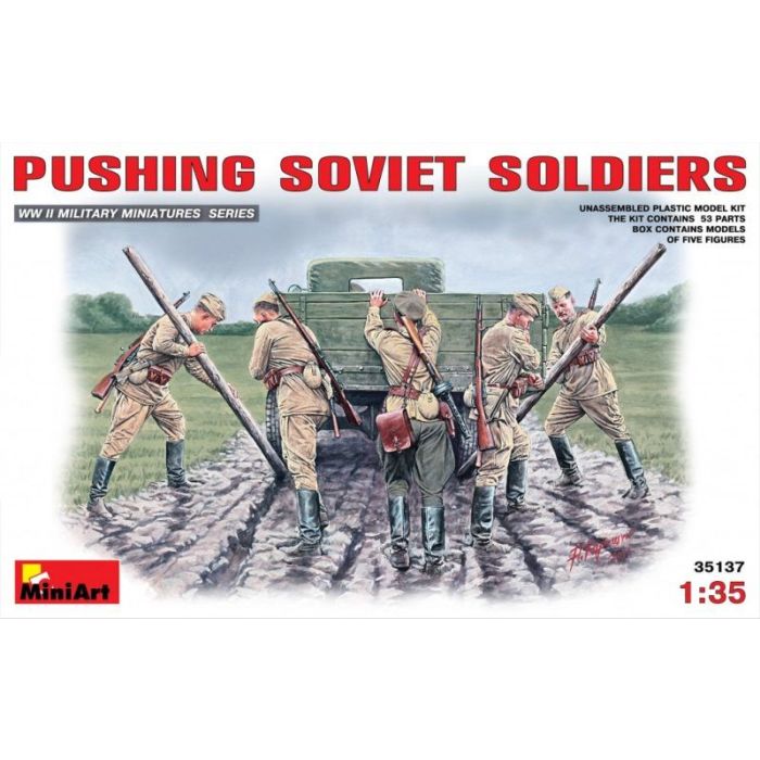 1/35 PUSHING SOVIET SOLDIERS 35137